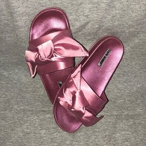 Metallic pink bow slides sandals